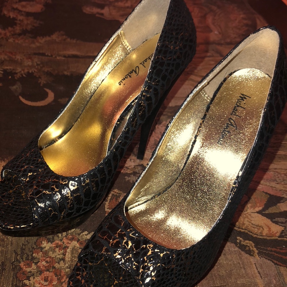 Black and gold pump
